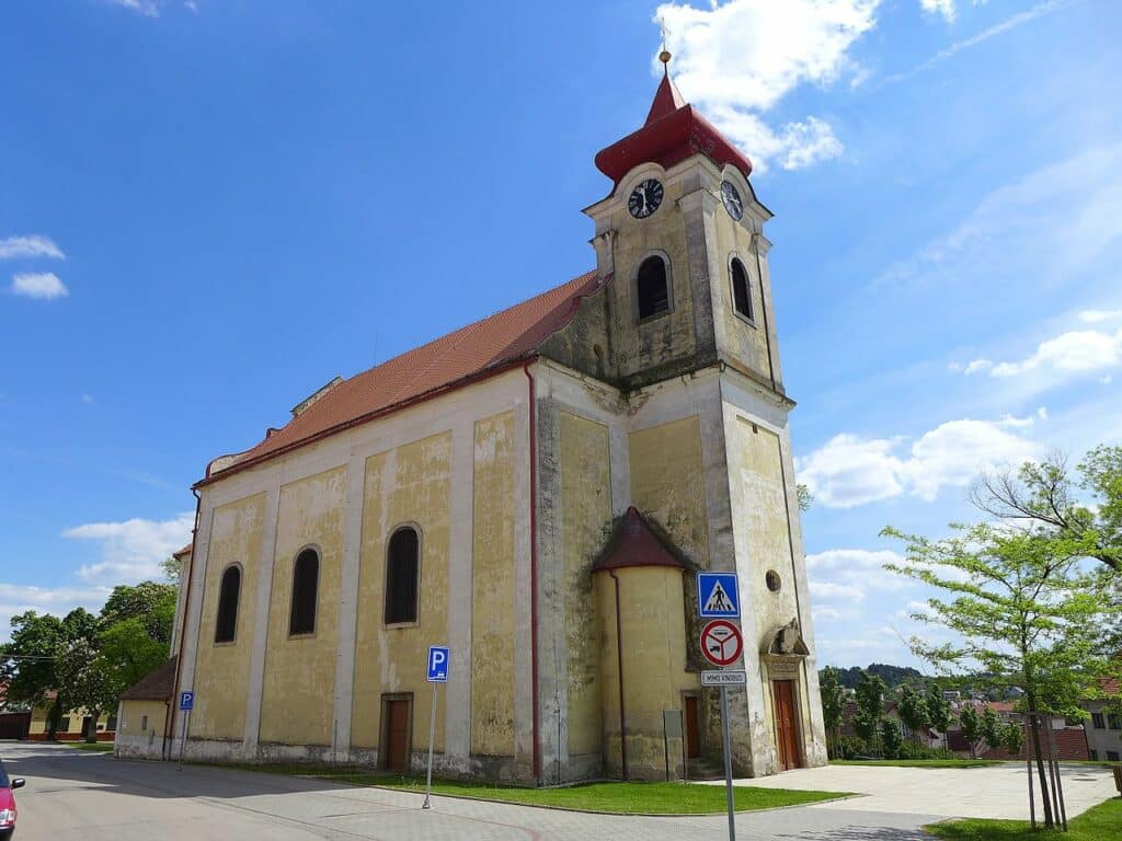 Kostel sv. Petra a Pavla v Miroslavi.