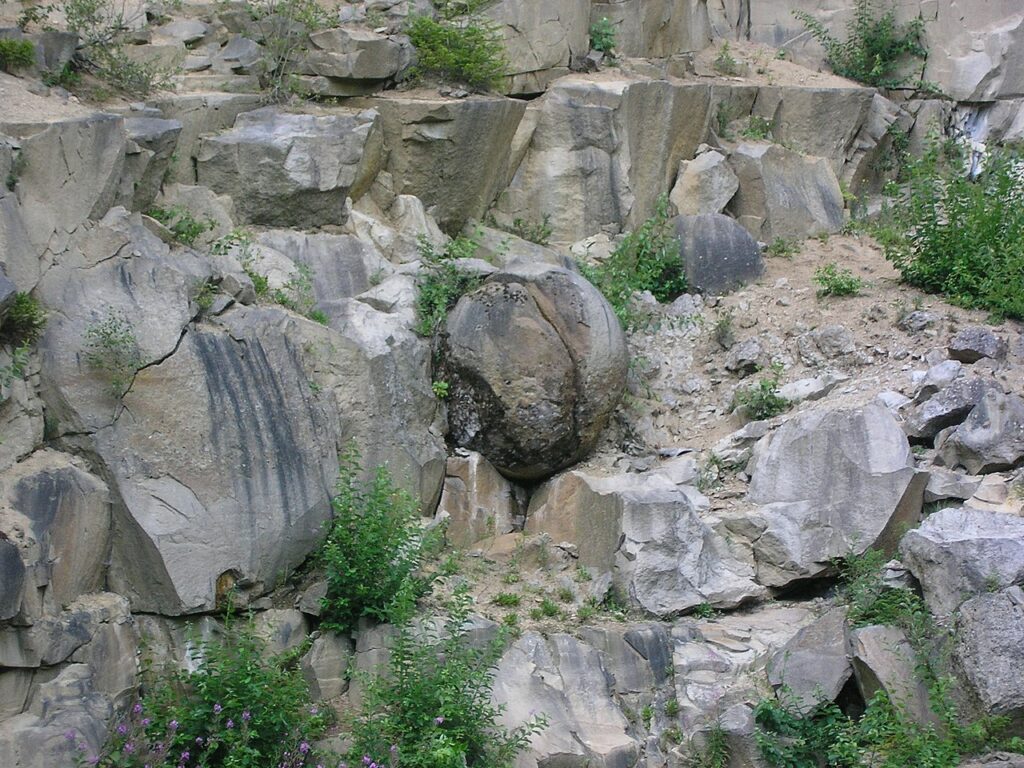 Kamenné koule jsou jako od sochaře.