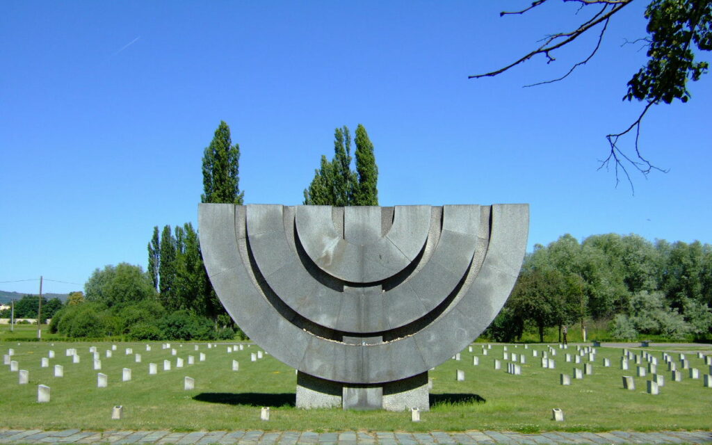 Památník na židovském hřbitově.