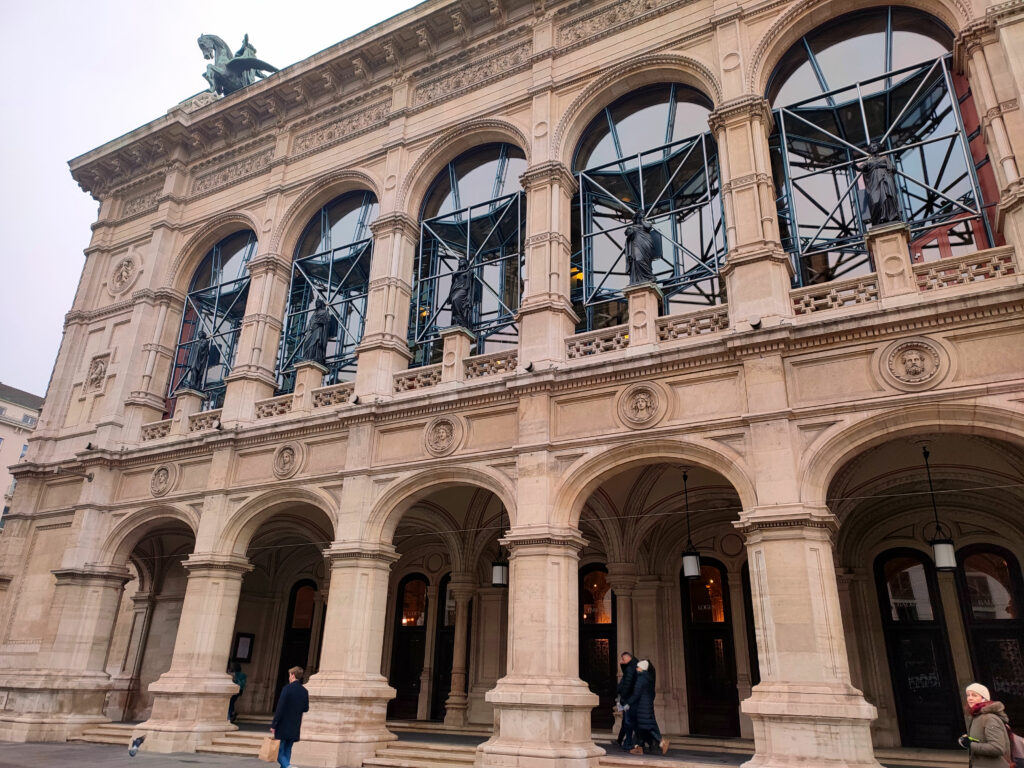 Vídeňská státní opera se svými sochami významných osobností.