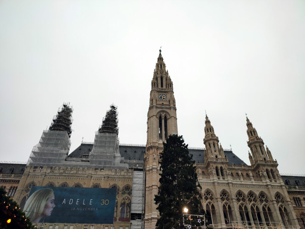 Vídeňská radnice nejvyšší věží převyšuje vídeňské památky.