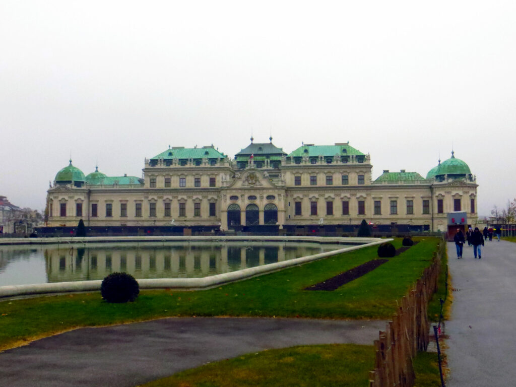 Palác Belveder imponuje rozsáhlými zahradami.