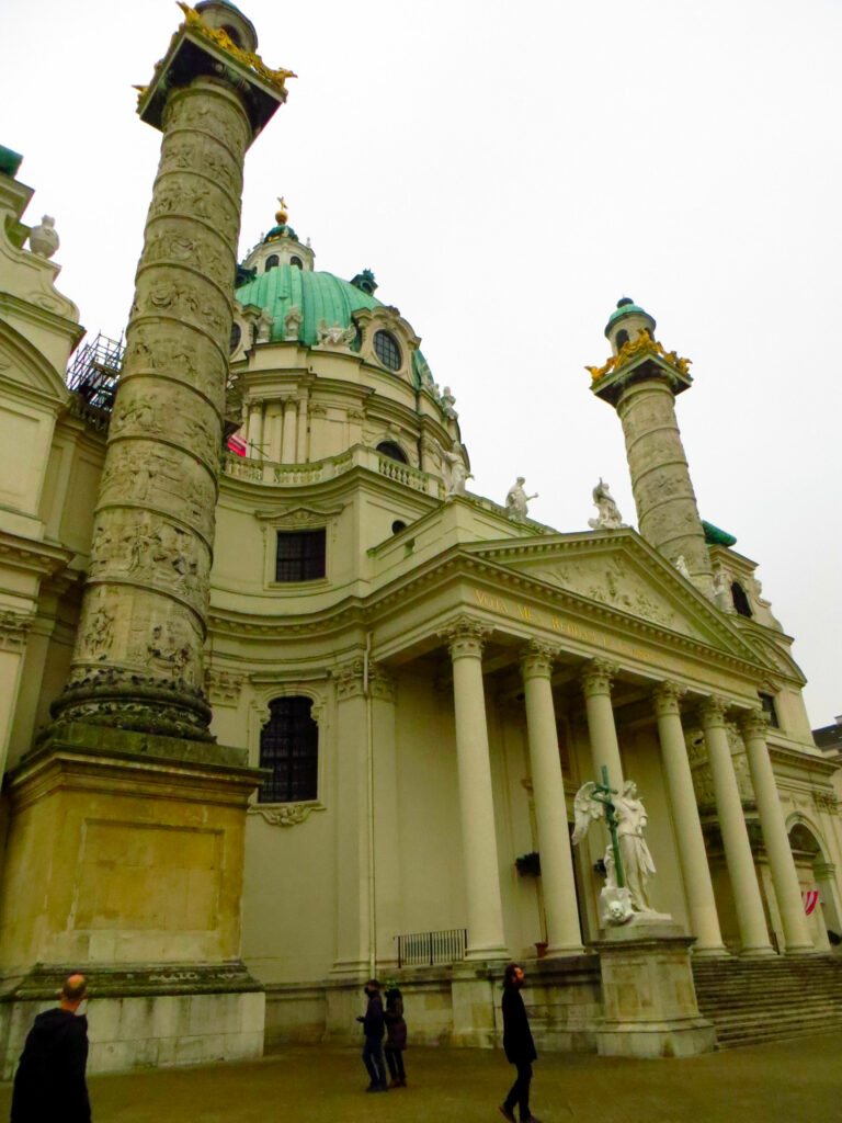 Kostel sv. Karla Boromejského se jistě řadí mezi Vídeňské památky.
