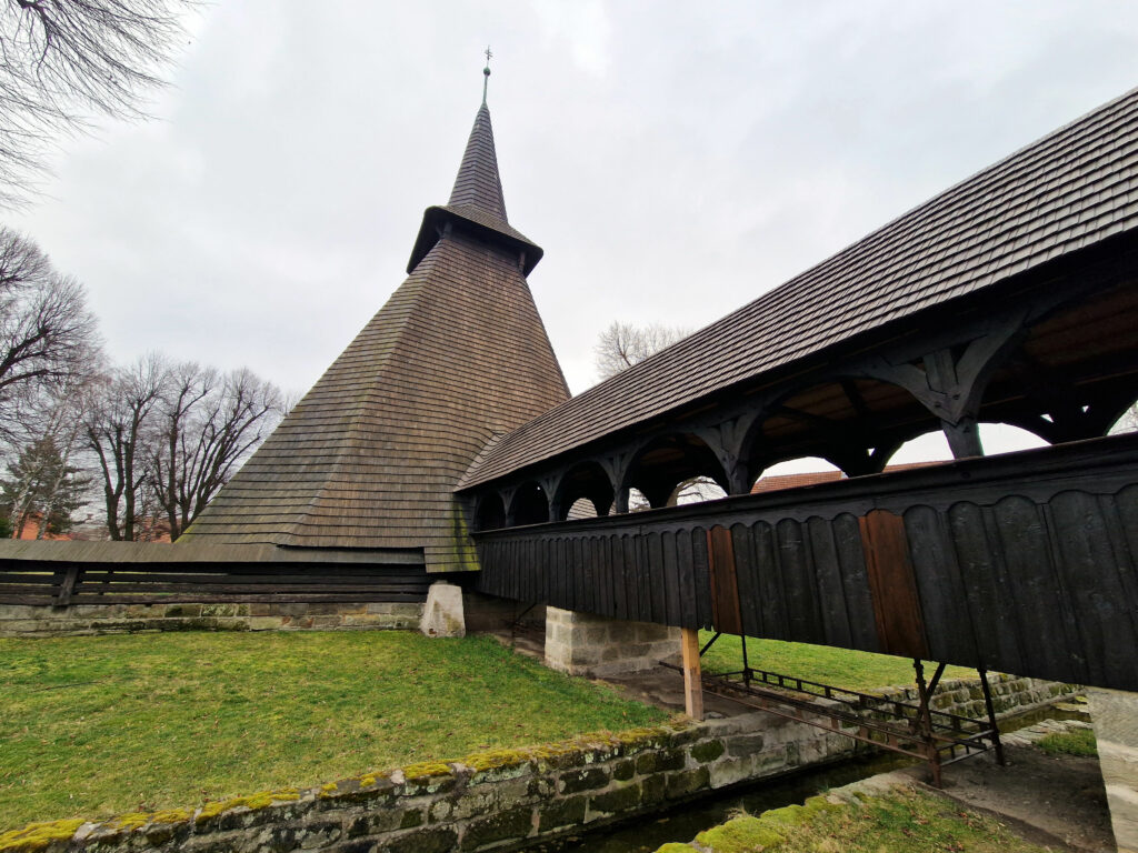 Kostel se pyšní i jedním z nejstarších dřevěných krytých mostů.