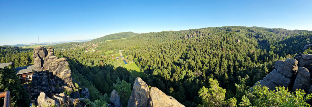 Úchvatná panoramata na německou stranu z vyhlídkové plošiny.