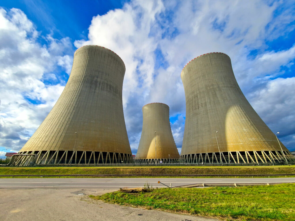Chladící věže jaderné elektrárny Temelín jsou dozajista monumentální.