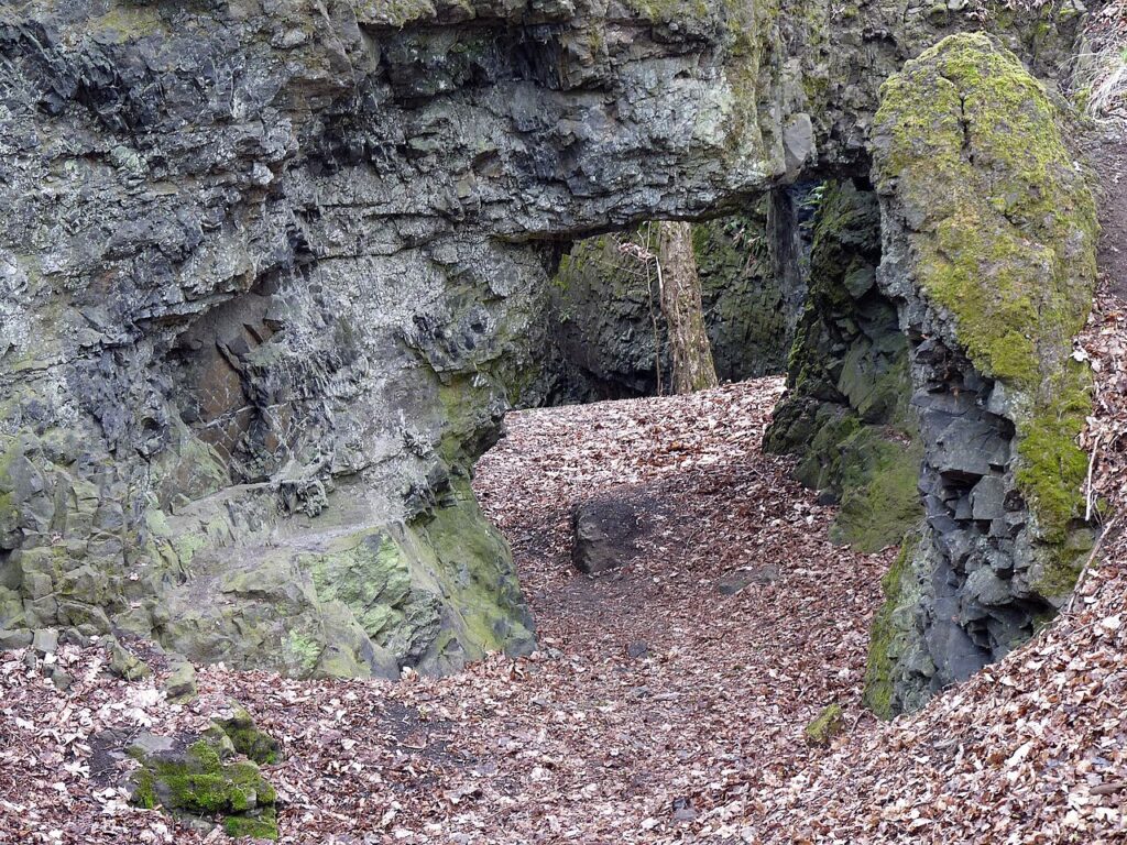 Přímo skalní brána.