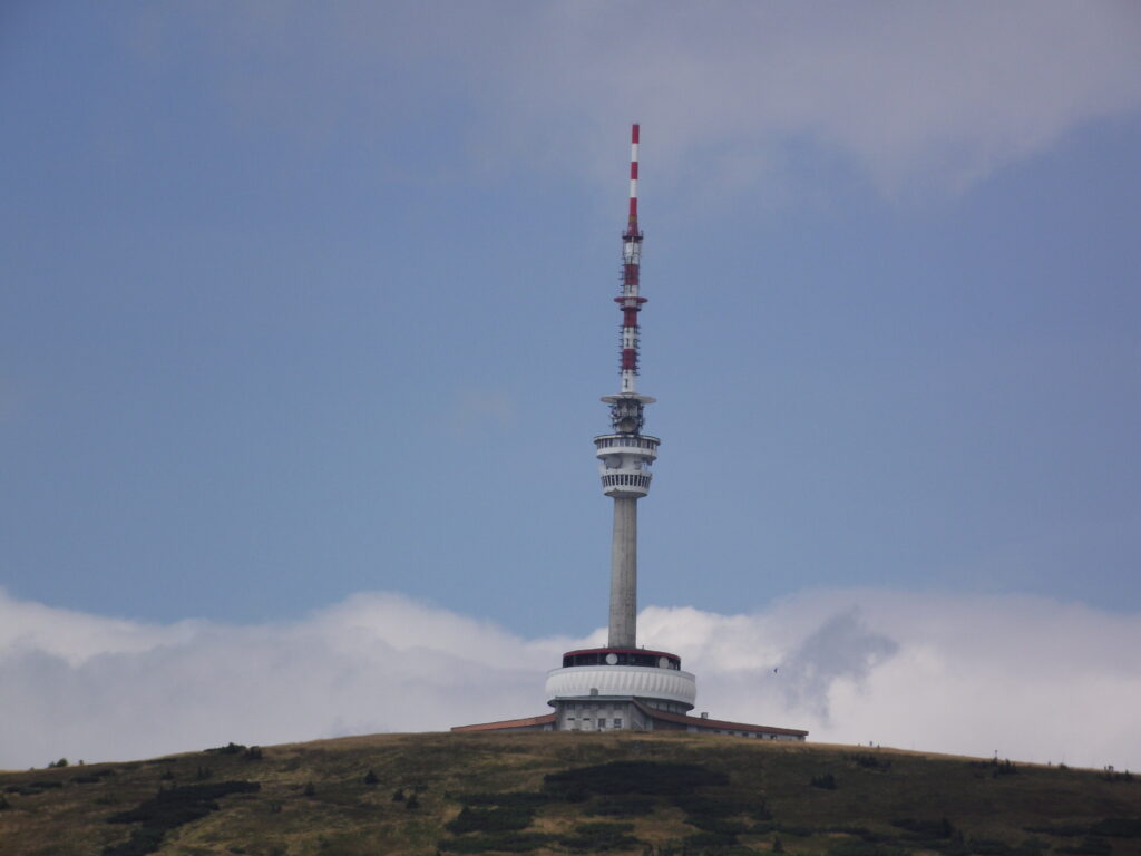 Ikonický vrchol Pradědu s vysílačem.