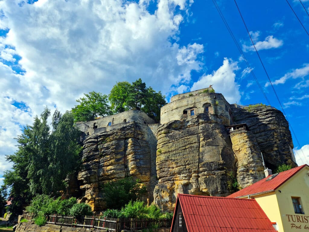 Na cestě Pivní stezkou Lužických hor je i skalní hrad Sloup