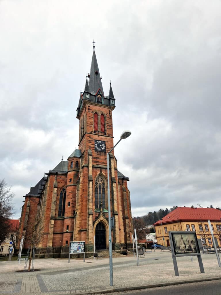 Kostel sv. Vavřince se 60 metrovou věží.