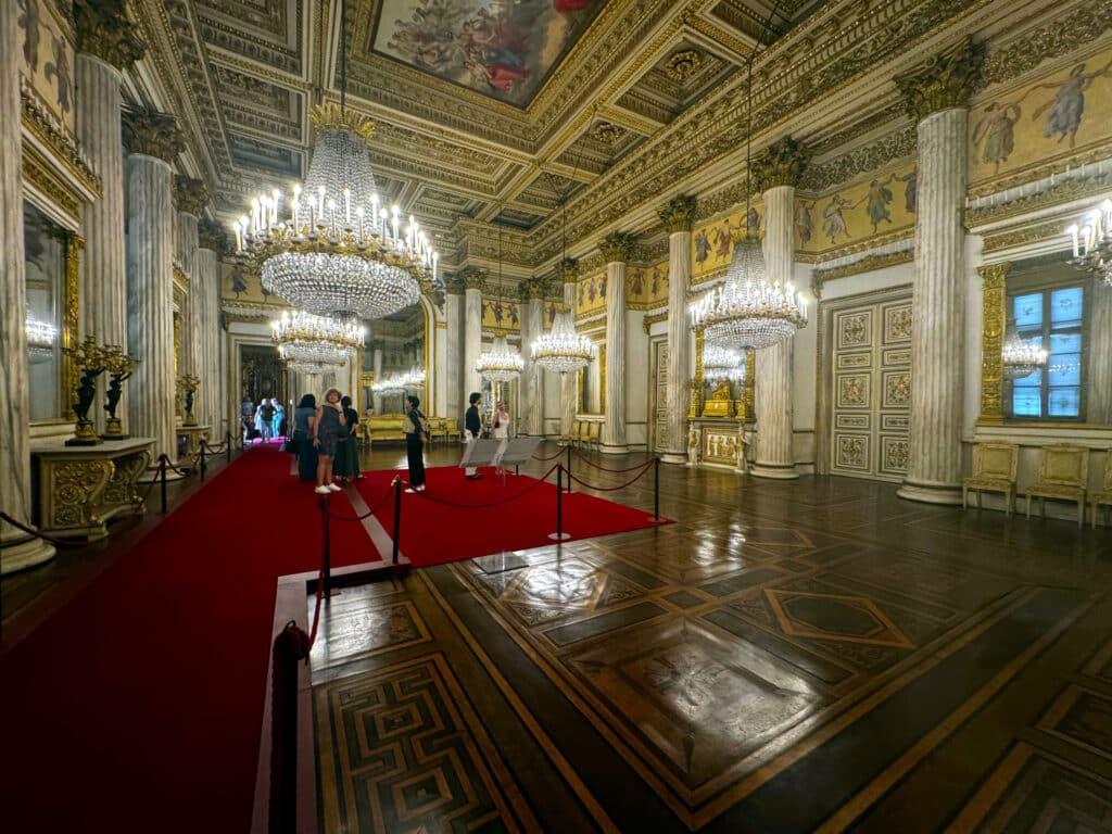 Královský palác v Turíně má spoustu nádherných sálů.