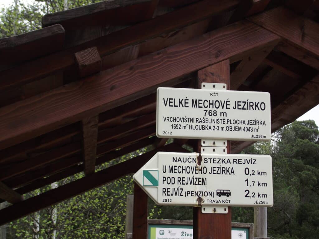 Kousek odtud je známý Rejvíz.