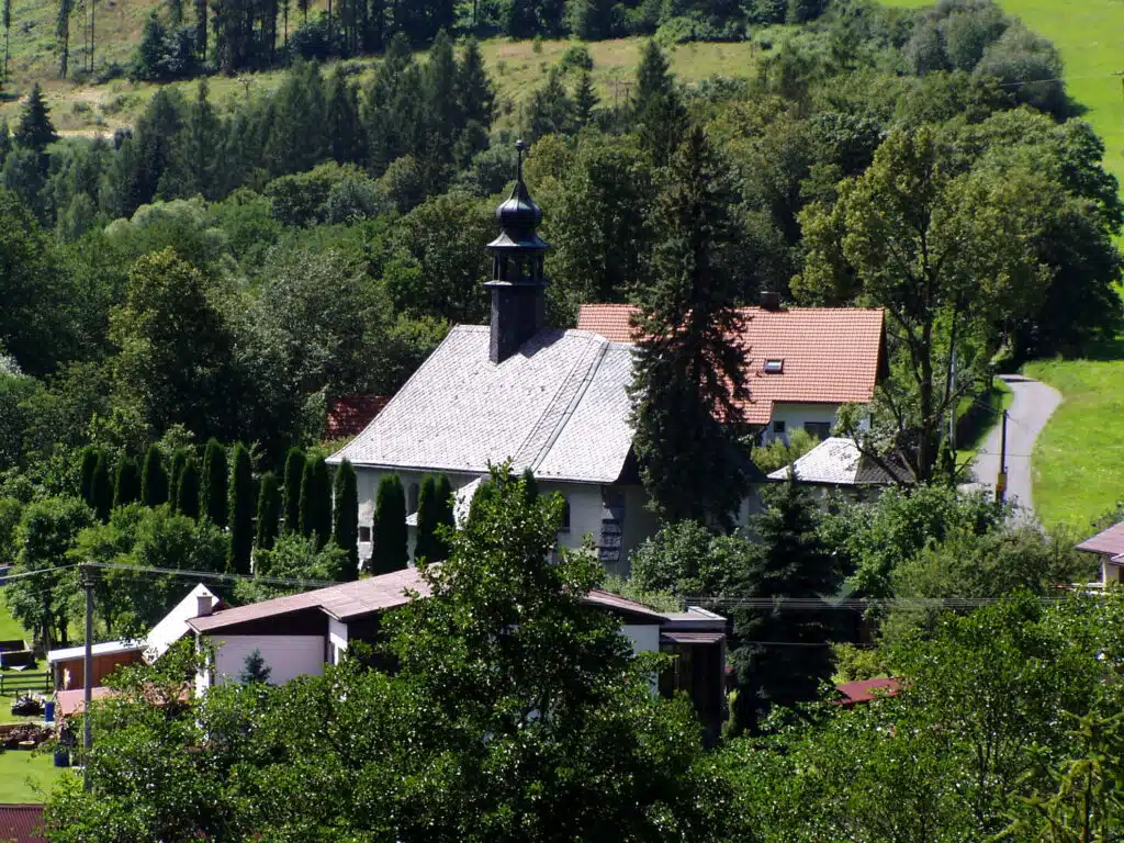 Kostel svatých apoštolů Petra a Pavla v Kružberku.