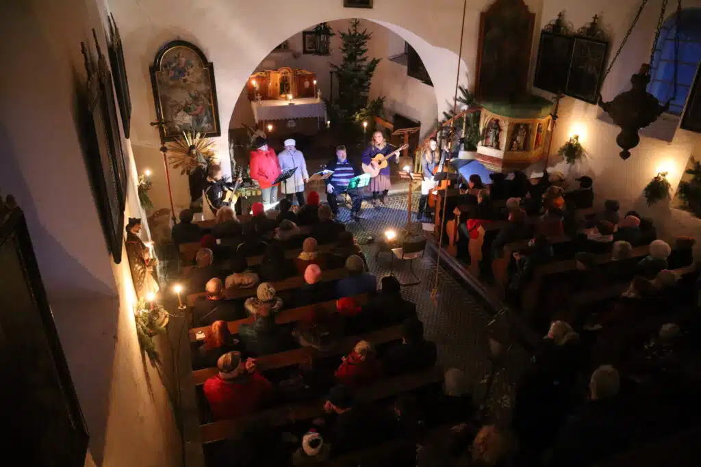 Tradičně se zde před Vánocemi koná koncert skupiny Ovčáci.