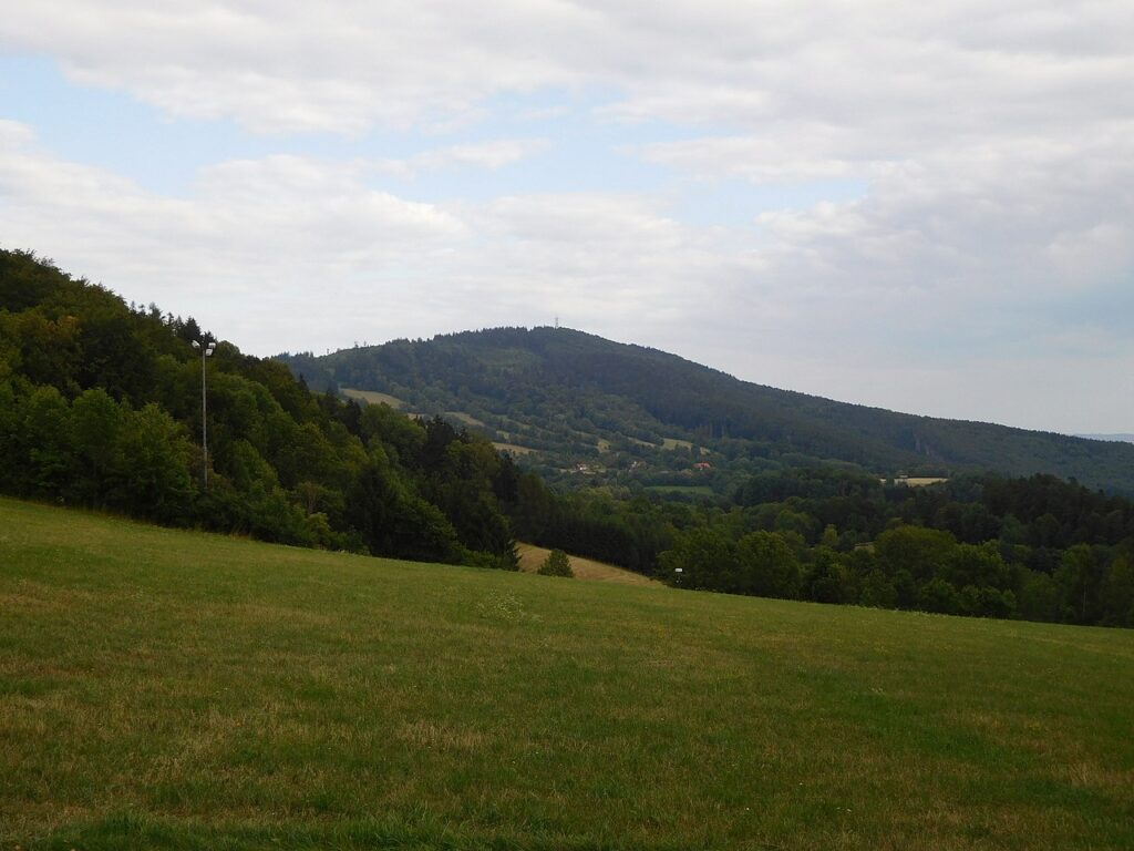 Vrchol s rozhlednou uvidíte už z daleka.