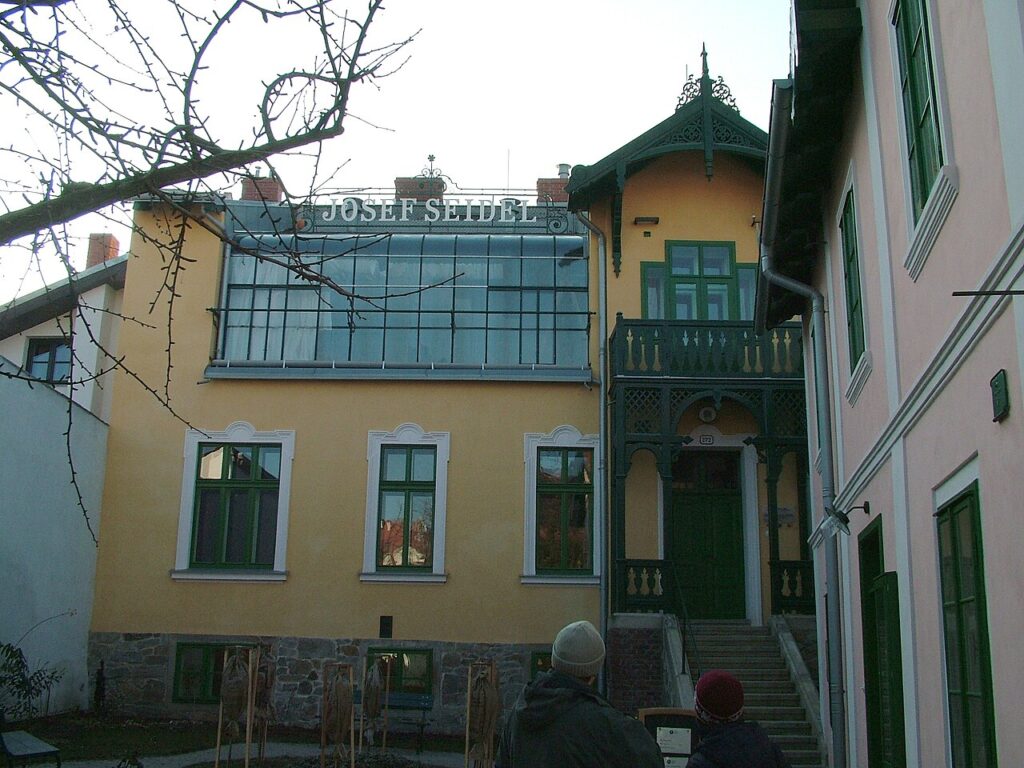 Tady sídlí fotografické muzeum.