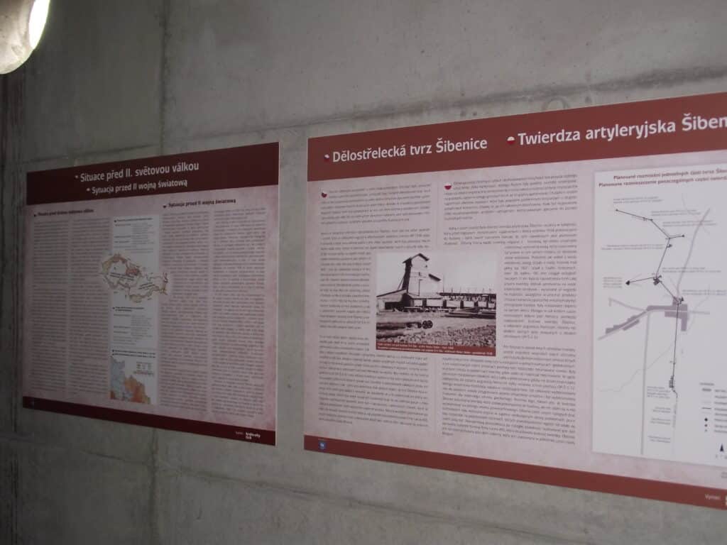 Uvnitř najdete informace o historii plánované tvrze.