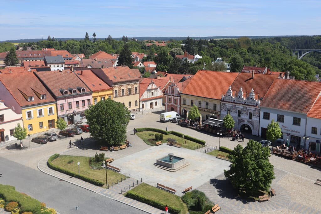 Z kostelní věže můžete spatřit náměstí jako na dlani.