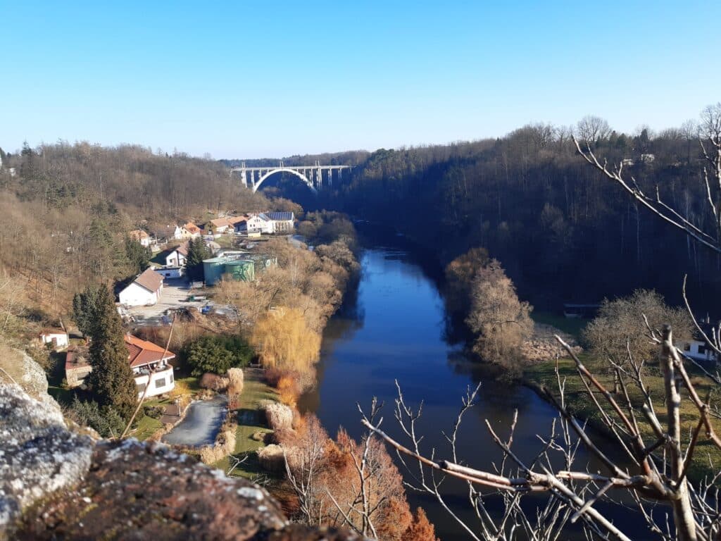 Pěkný pohled na Lužnici a most.