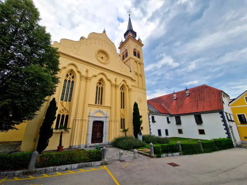 Novo mesto je kulturní centrum regionu s historickými památkami.