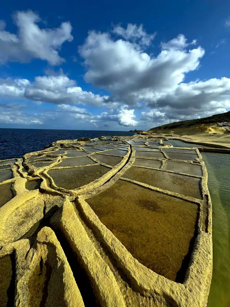 Vytesané mělké jámy tvoří zajímavé geometrické vzory.
