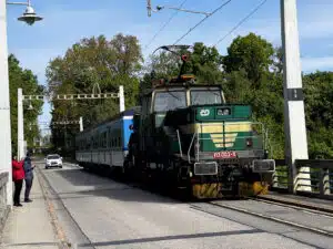 Bechyňský most Duha, tady se potkávají vlaky, auta i lidé
