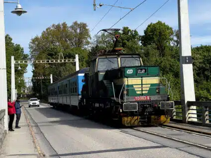 Bechyňský most Duha, tady se potkávají vlaky, auta i lidé