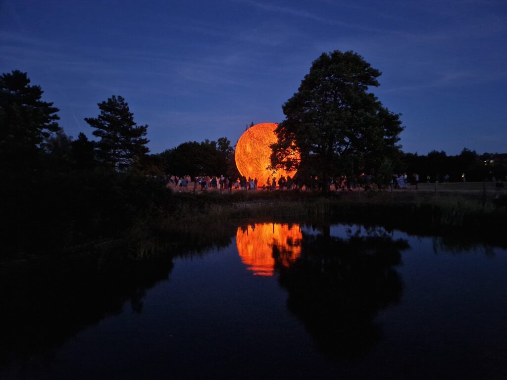 Festival planet v Brně vám nabídne i odraz Slunce na vodní hladině.
