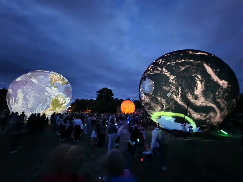 Festival planet v Brně je nádherný. A když se setmí, to je teprve podívaná.