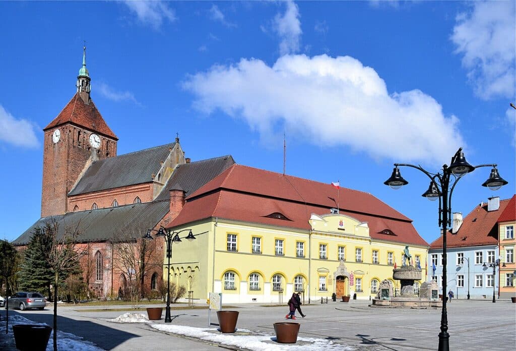 Náměstí s radnicí a kostelem Panny Marie.