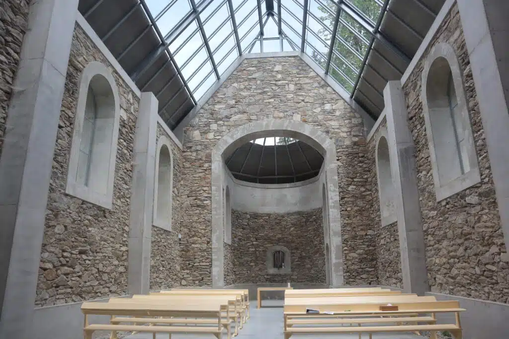 Kaple sv. Anny má jednoduchý, ale krásný interiér.