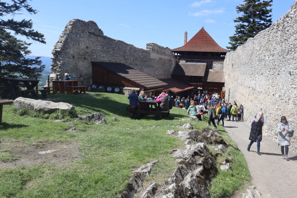 Hradní nádvoří je volně přístupné.