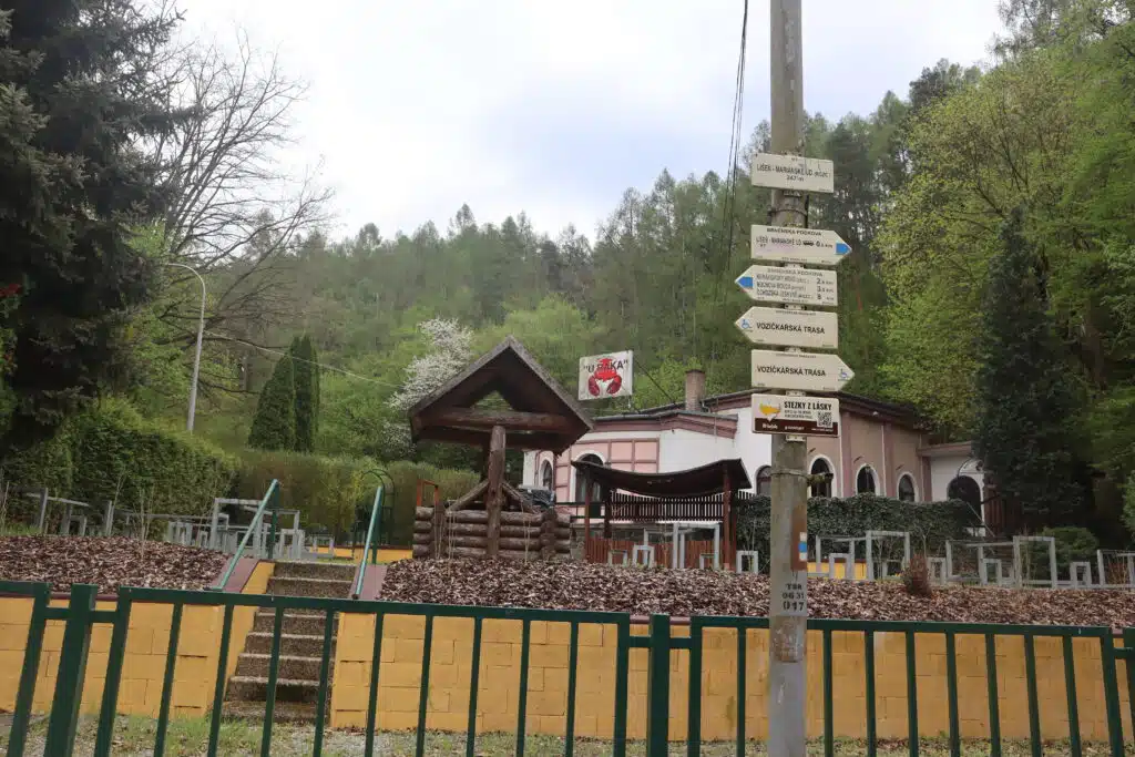 Trasa je vhodná i pro vozíčkáře, upozornění je i na směrovce.