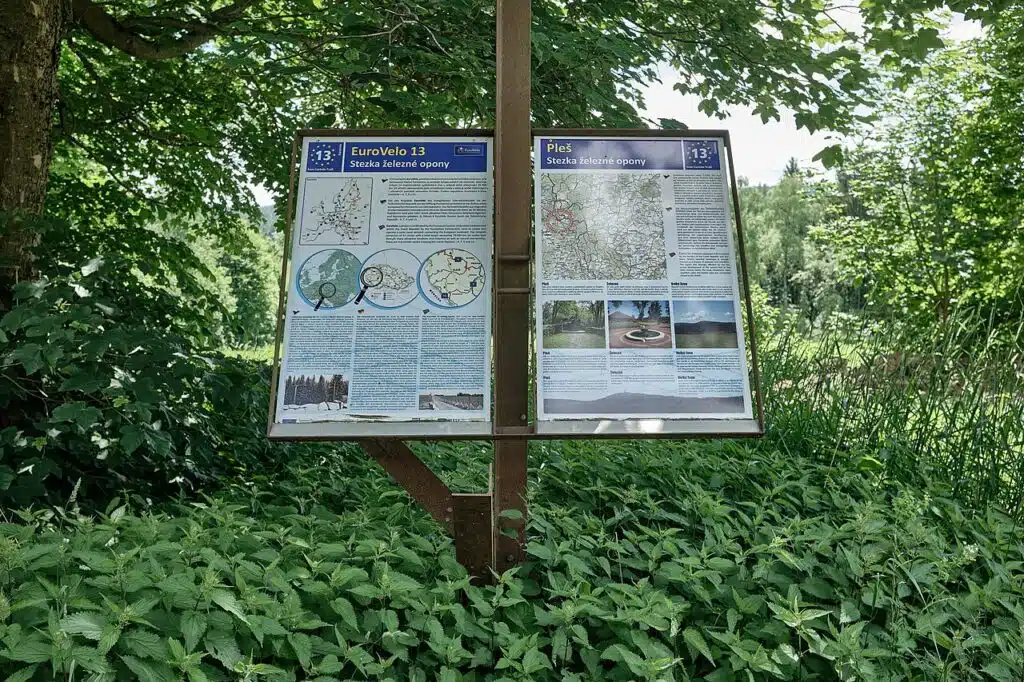 Informační tabule stezky nepřehlédnete.