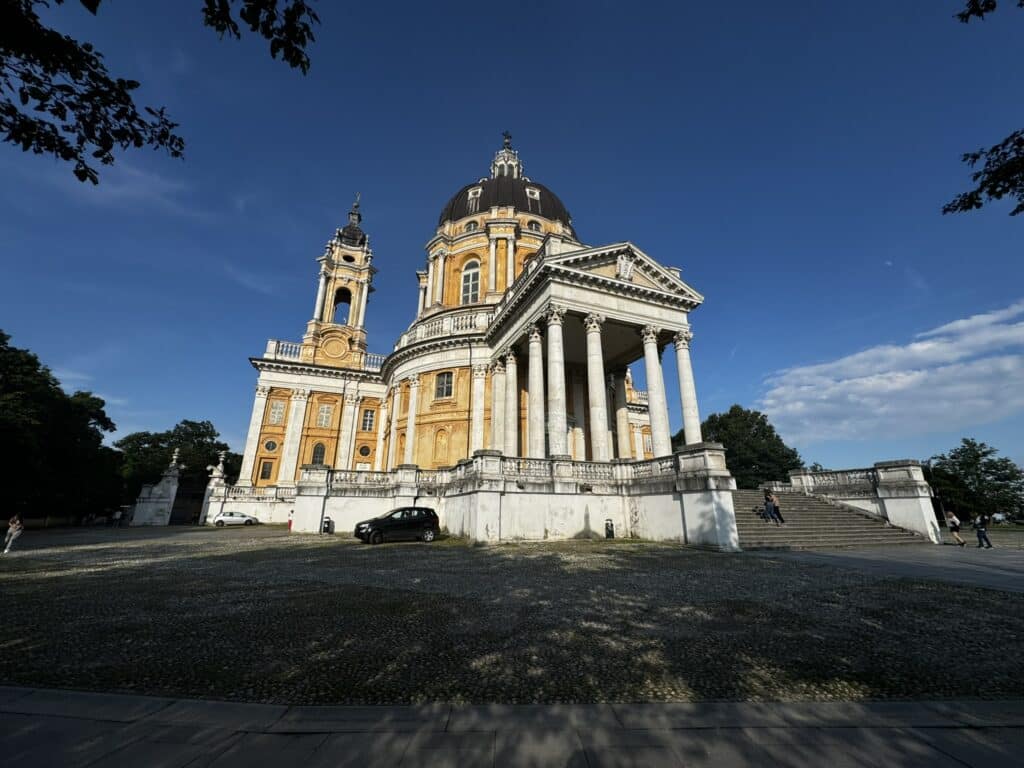 Bazilika Superga se vznešeně tyčí nad Turínem.