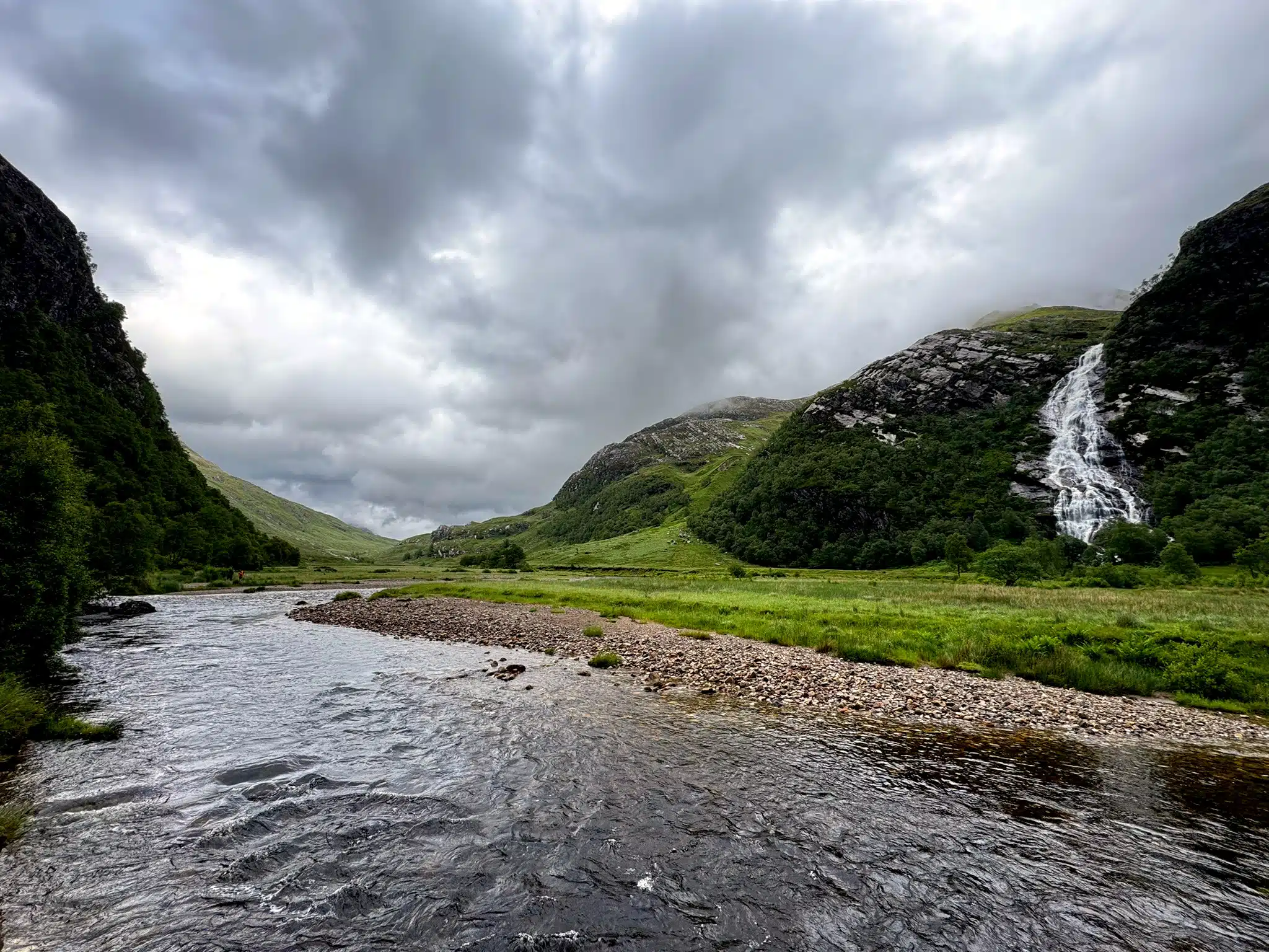 Krátký výlet údolím pod Ben Nevis k vodopádu Steall Falls